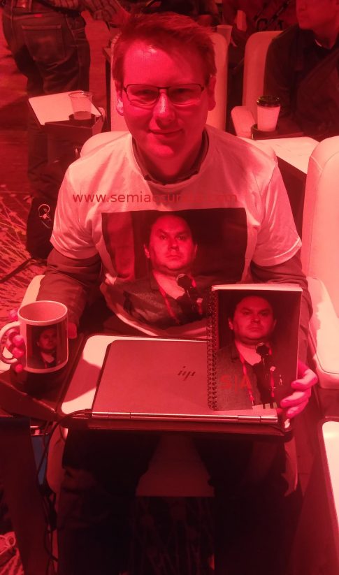 Ian Cutress with shirt, mug, and notebook